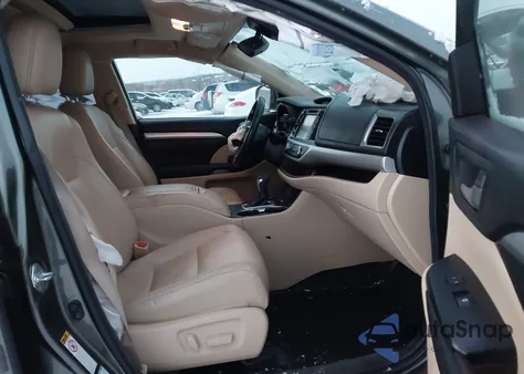 2018 Toyota Highlander Xle z USA, uszkodzony, nr VIN 5TDJZRFHXJS870221